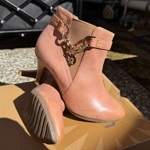 Elegant Tan Ankle Boots with Gold Chain